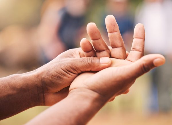 Lesión en la mano Mano, lesión y hombre mayor con maqueta de artritis, inflamación y fractura sobre un fondo desenfocado.