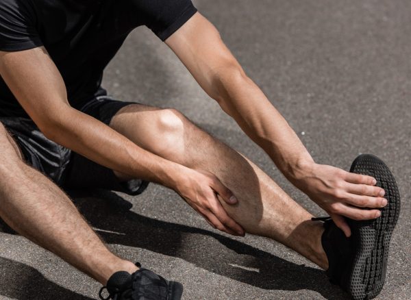 ¿Qué son las agujetas? Te explicamos qué son las agujetas, por qué aparecen y cómo reconocer si lo que sientes es normal o una lesión que requiere fisioterapia.