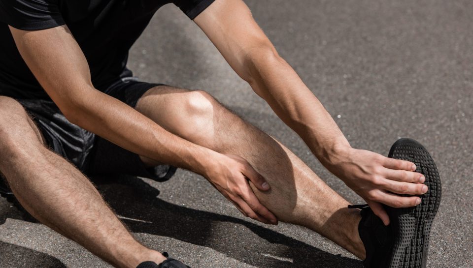 Te explicamos qué son las agujetas, por qué aparecen y cómo reconocer si lo que sientes es normal o una lesión que requiere fisioterapia.